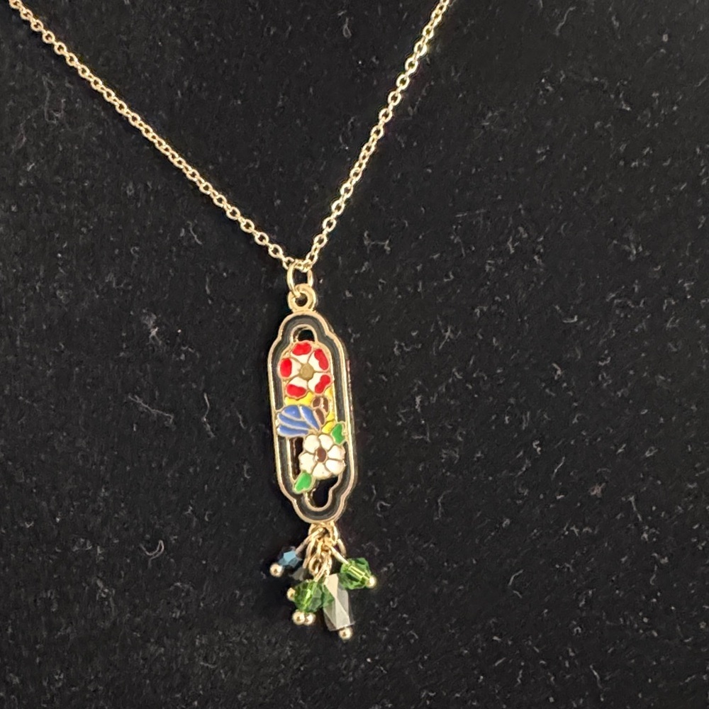 Fashion Floral Pendant Necklace with Gold tone Chain.